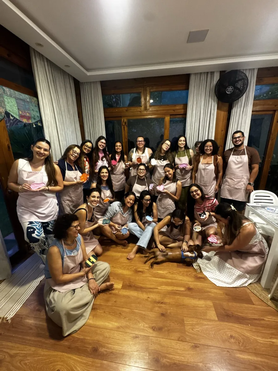 Grupo de participantes reunido com suas peças coloridas ao fim da oficina.